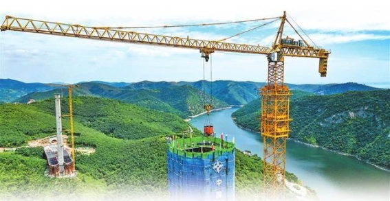 河南省丹江小三峡特大桥主塔圆满封顶，标志着工程新高