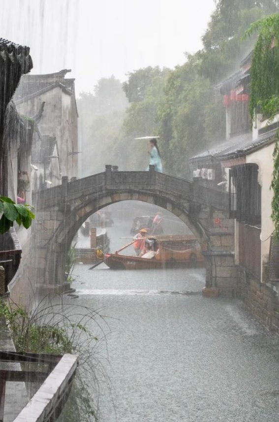 晨雨苏州平江路，古城梦境与现代心灵的邂逅