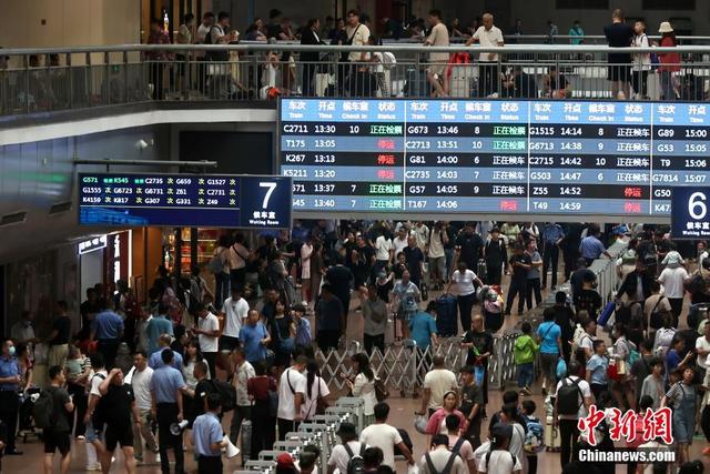 北京西站部分列车因降雨晚点停运 旅客滞留