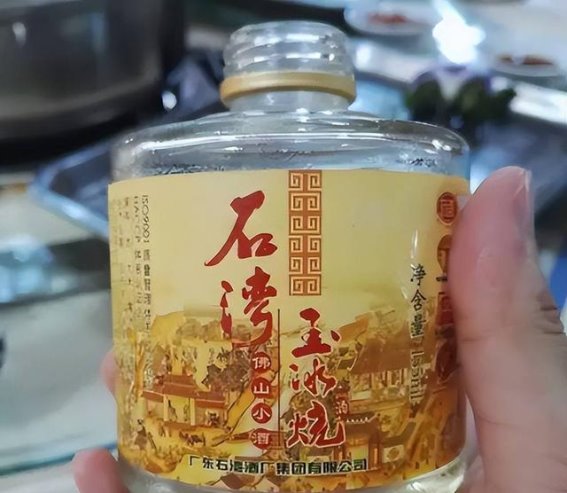 北方人初尝广东玉冰烧的奇特体验：一次难忘的酒文化探索