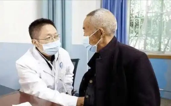 为何胸口突然刺痛几秒？是心脏病前兆还是其他原因？