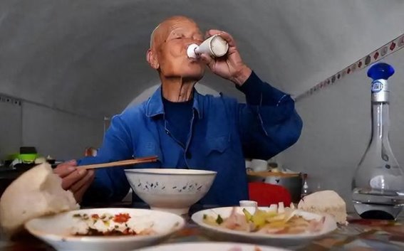 老年人戒酒后身体的意外改善：你不知道的三大变化