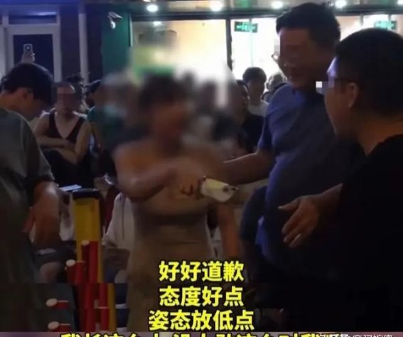 上海夜市“颜值女王”引发的插队风波：美貌是否真能凌驾于规则之上？