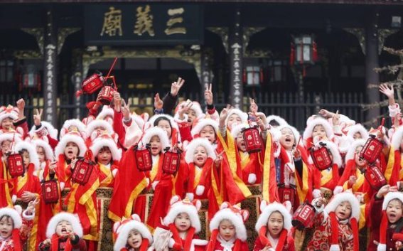 武侯祠成都大庙会迎春盛典 百名“小喜神”点亮新年祝福