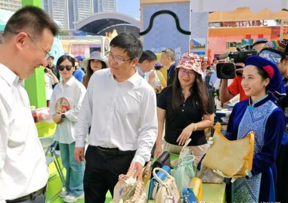 崇左市文旅特色产品亮相2024广西文化旅游嘉年华