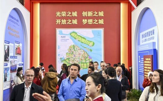 外国记者深度探访上海“人民城市”展览，亲身体验中国城市发展新模式