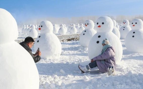 哈尔滨的雪人奇观：冬季里的温暖笑脸