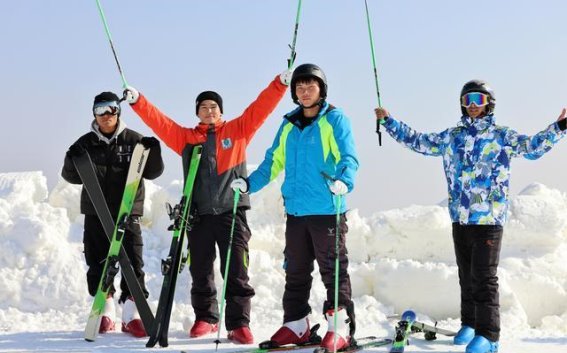 百里荒滑雪场点燃冰雪热潮，推动冬季经济新增长