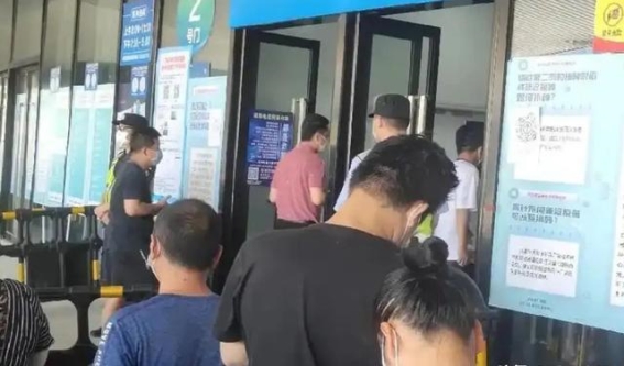 澳门新冠疫情加剧，阳性率飙升至42.6%，群集性感染事件频发