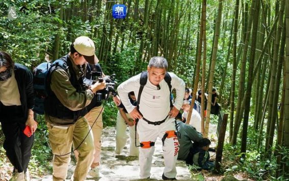 七旬老人“外挂”爬山记：赛博科技让登山不再遥不可及