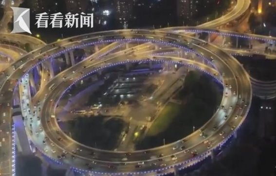 空中光影：穿越浦东天际的璀璨之旅