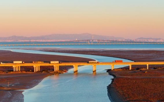 青岛西海岸红石崖街道五河口红海滩：冬日里的红色画卷