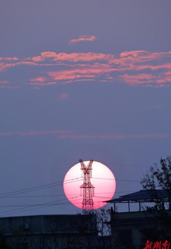 夕阳余晖中的电塔剪影，光明与坚守的象征