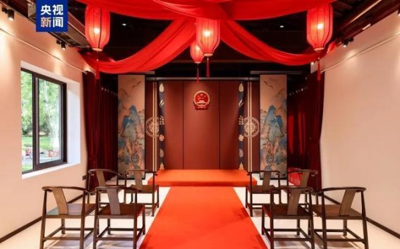 结婚“领证游”兴起：从仪式感到甜蜜经济的新转变