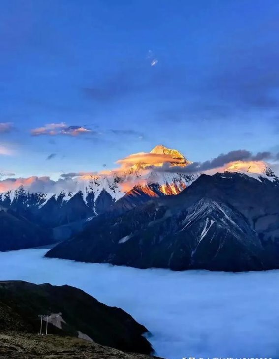 梅里雪山：神圣雪域中的自然奇观