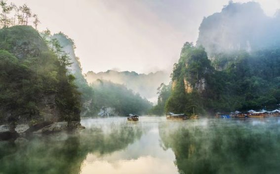 宝峰湖晨曦下的云海奇观