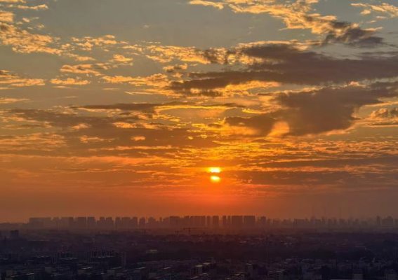 北京朝霞中的诗意晨光：初秋的天空画卷